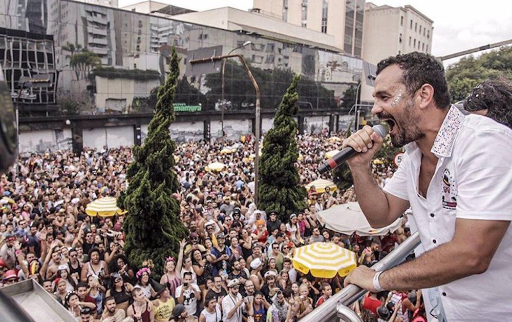 Com o lema É Proibido Proibir, o Acadêmicos do Baixo Augusta arrastou uma multidão nas ruas centrais da capital paulista neste domingo (4); o bloco, representante da região da cidade com intensa vida cultural, diversidade e boemia, deu voz aos protestos contra a censura, a desigualdade, o racismo, o machismo e a injustiça (Foto: Romulo Faro) Com o lema É Proibido Proibir, o Acadêmicos do Baixo Augusta arrastou uma multidão nas ruas centrais da capital paulista neste domingo (4); o bloco, representante da região da cidade com intensa vida cultural, diversidade e boemia, deu voz aos protestos contra a censura, a desigualdade, o racismo, o machismo e a injustiça