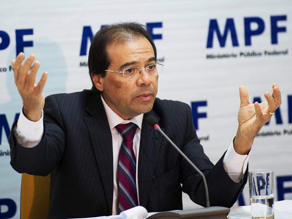 O jornalista Luís Nassif lembra em artigo uma palestra de 2013 do procurador Nicolao Dino, pouco depois de deflagrada a Operação Lava Jato; 'Dino Neto considera que, na era da informação, o princípio da presunção da inocência foi substituído pelo princípio da cognitividade: "O sujeito que aparece nas manchetes de jornais de domingo está condenado. Muitas vezes pela voz de um procurador, pela antecipação de um juízo de valor por um juiz. Devemos repudiar isso"', lembra Nassif (Foto: Romulo Faro) O jornalista Luís Nassif lembra em artigo uma palestra de 2013 do procurador Nicolao Dino, pouco depois de deflagrada a Operação Lava Jato; 'Dino Neto considera que, na era da informação, o princípio da presunção da inocência foi substituído pelo princípio da cognitividade: "O sujeito que aparece nas manchetes de jornais de domingo está condenado. Muitas vezes pela voz de um procurador, pela antecipação de um juízo de valor por um juiz. Devemos repudiar isso"', lembra Nassif