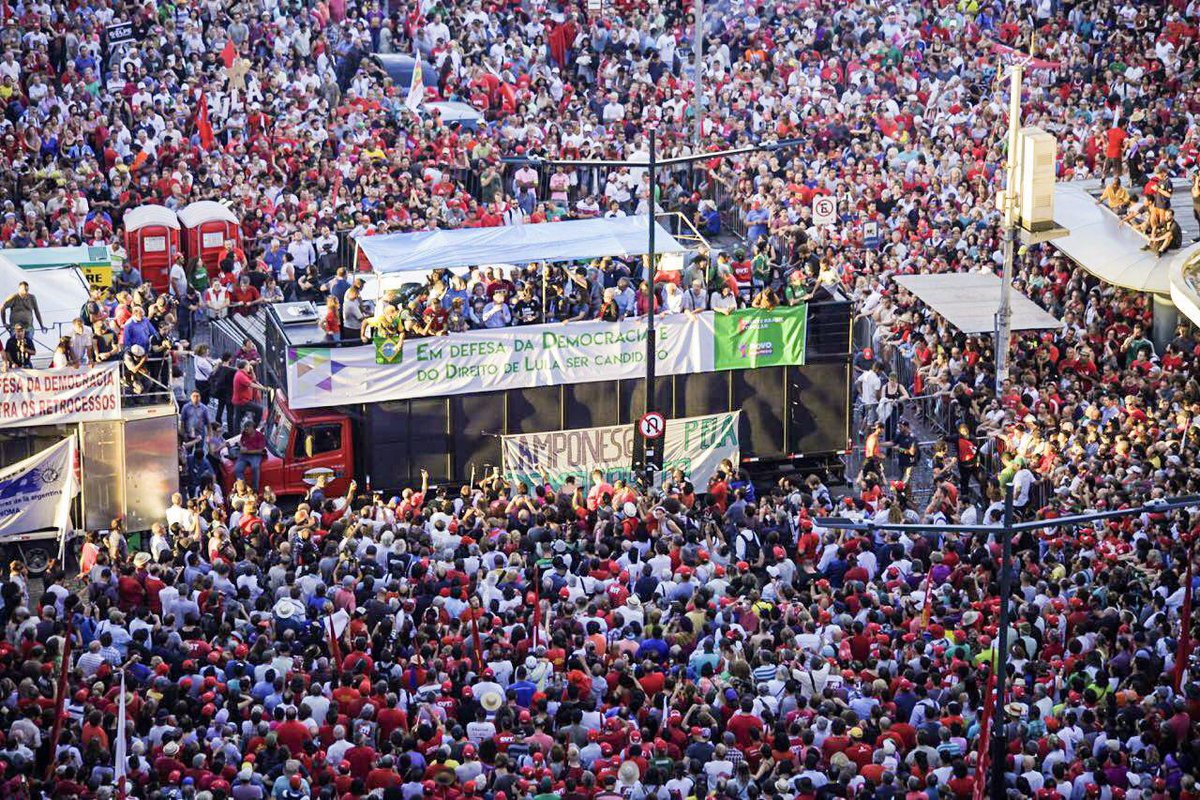 "Em um gesto de elegância, as caravanas de militantes que vieram de todo o País e do exterior para acompanhar o julgamento do ex-presidente Lula concederam a Porto Alegre o título de 'capital da democracia'. Muito merecido", escreve Marcelo Auler, em seu blog (Foto: Gisele Federicce) "Em um gesto de elegância, as caravanas de militantes que vieram de todo o País e do exterior para acompanhar o julgamento do ex-presidente Lula concederam a Porto Alegre o título de 'capital da democracia'. Muito merecido", escreve Marcelo Auler, em seu blog