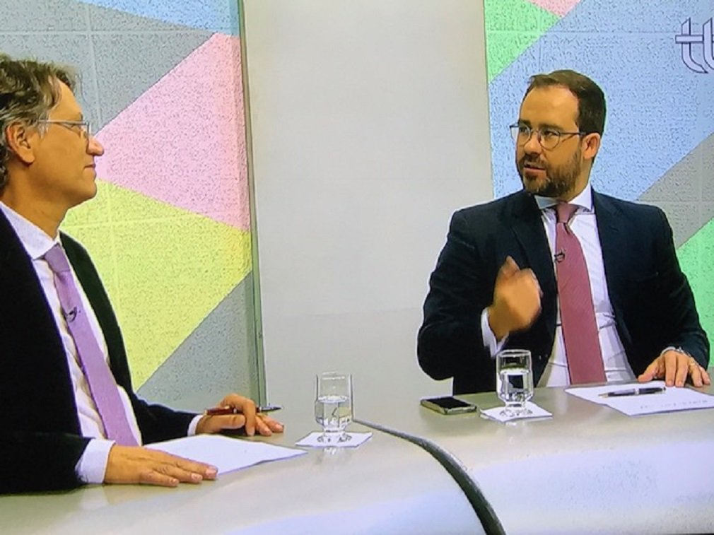 Repaginada, a nova Televisão Brasil Central (TBC) voltou a oferecer ao telespectador não só cobertura em tempo real dos fatos mais importantes do Estado, mas também debates que estão dando o que falar; foi o caso, por exemplo, da entrevista do presidente da Ordem dos Advogados do Brasil (OAB) em Goiás, Lúcio Flávio de Paiva, ao programa Roda de Entrevista da última terça-feira; o Roda de Entrevista - tanto o nacional, transmitido pela TV Cultura, quanto o local - é famoso por ser o programa de debates mais importante do Brasil há anos (Foto: José Barbacena) Repaginada, a nova Televisão Brasil Central (TBC) voltou a oferecer ao telespectador não só cobertura em tempo real dos fatos mais importantes do Estado, mas também debates que estão dando o que falar; foi o caso, por exemplo, da entrevista do presidente da Ordem dos Advogados do Brasil (OAB) em Goiás, Lúcio Flávio de Paiva, ao programa Roda de Entrevista da última terça-feira; o Roda de Entrevista - tanto o nacional, transmitido pela TV Cultura, quanto o local - é famoso por ser o programa de debates mais importante do Brasil há anos