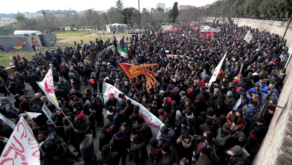 Milhares de pessoas marcharam neste sábado (10) contra o fascismo em Macerata, no centro da Itália, uma semana depois de um tiroteio por ódio racial que deixou seis feridos nesta pequena cidade; muitos manifestantes chegaram de longe para participar do protesto, convocado por grupos antifascistas, ONGs, sindicatos e alguns partidos políticos de esquerda - eles cantaram "Bella ciao" e outros clássicos do antifascismo (Foto: Charles Nisz) Milhares de pessoas marcharam neste sábado (10) contra o fascismo em Macerata, no centro da Itália, uma semana depois de um tiroteio por ódio racial que deixou seis feridos nesta pequena cidade; muitos manifestantes chegaram de longe para participar do protesto, convocado por grupos antifascistas, ONGs, sindicatos e alguns partidos políticos de esquerda - eles cantaram "Bella ciao" e outros clássicos do antifascismo