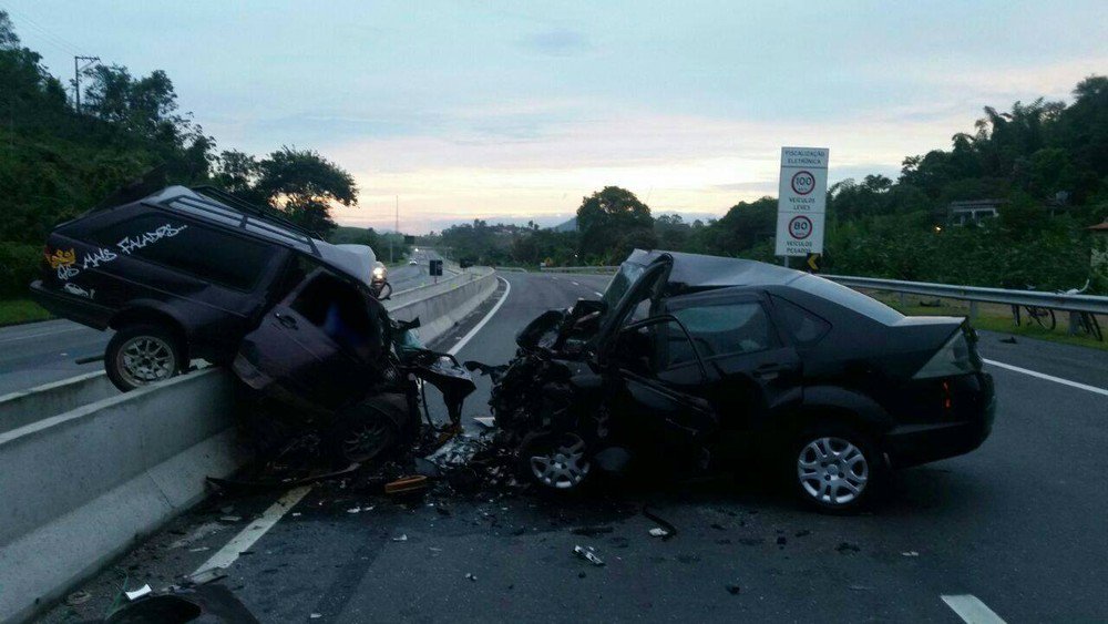 Dez pessoas morreram e pelo menos duas ficaram feridas em estado grave em dois acidentes na rodovia BR 101, na madrugada deste sábado (30), no Estado do Rio de Janeiro, em direção ao Espírito Santo; em um deles, um veículo perseguido por uma equipe da Polícia Rodoviária Federal colidiu de frente com outro veículo, matando seis pessoas na hora (Foto: Aquiles Lins) Dez pessoas morreram e pelo menos duas ficaram feridas em estado grave em dois acidentes na rodovia BR 101, na madrugada deste sábado (30), no Estado do Rio de Janeiro, em direção ao Espírito Santo; em um deles, um veículo perseguido por uma equipe da Polícia Rodoviária Federal colidiu de frente com outro veículo, matando seis pessoas na hora