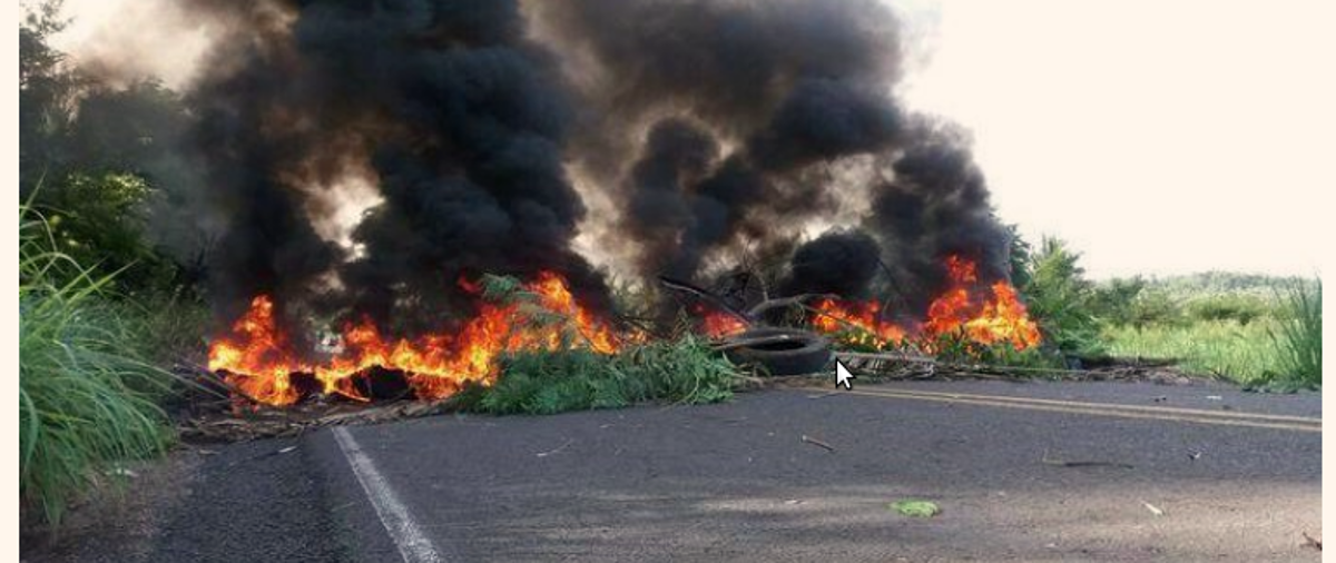 Moradores do município de União interditaram a rodovia PI-112 na manhã desta terça-feira (6) em protesto contra o aumento da passagem de ônibus para Teresina; nas vans, o valor passou de R$ 6,00 para R$ 8,00 e nos ônibus subiu de R$ 5,00 para R$ 8,00; os moradores atearam fogo em troncos de arvores e pneus, bloqueando toda a via, interditando a PI-112 nos dois sentidos desde às 6h (Foto: Charles Nisz) Moradores do município de União interditaram a rodovia PI-112 na manhã desta terça-feira (6) em protesto contra o aumento da passagem de ônibus para Teresina; nas vans, o valor passou de R$ 6,00 para R$ 8,00 e nos ônibus subiu de R$ 5,00 para R$ 8,00; os moradores atearam fogo em troncos de arvores e pneus, bloqueando toda a via, interditando a PI-112 nos dois sentidos desde às 6h