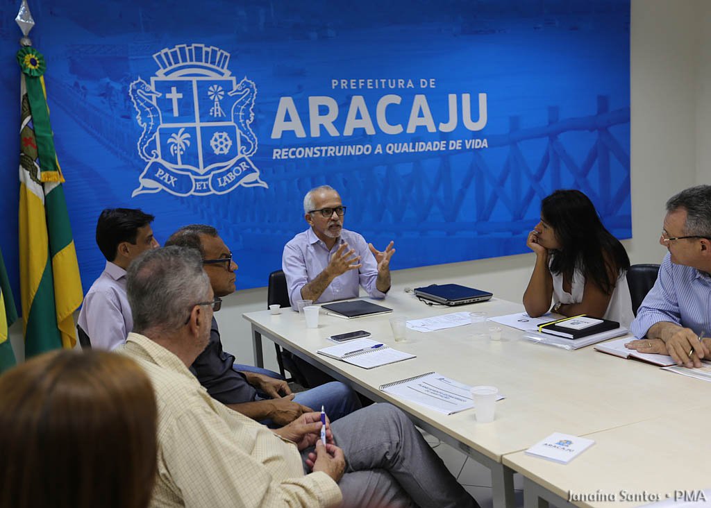 Além de fazer uma análise da situação de Aracaju sobre o tema, ficou definida a criação de um comitê que irá formatar a criação de um núcleo de habitação e para tratar de soluções para o déficit habitacional da cidade; “Temos que encontrar alternativas viáveis, e, para isso, vamos criar um comitê que irá estudar as possibilidades de atuação do nosso governo nesta área”, afirmou o prefeito (Foto: Charles Nisz) Além de fazer uma análise da situação de Aracaju sobre o tema, ficou definida a criação de um comitê que irá formatar a criação de um núcleo de habitação e para tratar de soluções para o déficit habitacional da cidade; “Temos que encontrar alternativas viáveis, e, para isso, vamos criar um comitê que irá estudar as possibilidades de atuação do nosso governo nesta área”, afirmou o prefeito