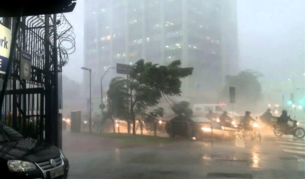 O ano começa e com ele nossa preocupação com a intensificação das chuvas torrenciais, em especial na região metropolitana de São Paulo. O resultado disso, bem sabemos: inundações, deslizamentos de encostas, aumento dos riscos para o abastecimento de água à população e das atividades econômicas (Foto: Nilto Tatto) O ano começa e com ele nossa preocupação com a intensificação das chuvas torrenciais, em especial na região metropolitana de São Paulo. O resultado disso, bem sabemos: inundações, deslizamentos de encostas, aumento dos riscos para o abastecimento de água à população e das atividades econômicas