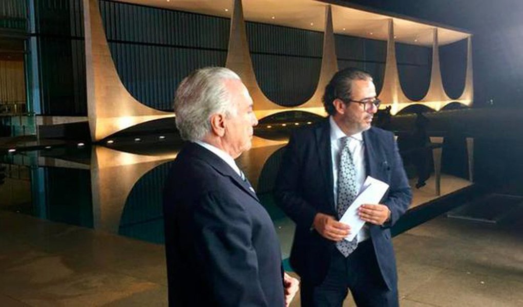 Sem votos suficientes para aprovar na Câmara a reforma da Previdência, o governo de Michel Temer já prepara o discurso para o dia seguinte à derrota do projeto; segundo o colunista Lauro Jardim, a missão está a cargo do marketeiro de Temer, Elsinho Mouco; o mote seria: "O Brasil está mudando. Quem já venceu a inflação, baixou os juros e aumentou o consumo, agora, vai derrotar o desemprego" (Foto: Aquiles Lins) Sem votos suficientes para aprovar na Câmara a reforma da Previdência, o governo de Michel Temer já prepara o discurso para o dia seguinte à derrota do projeto; segundo o colunista Lauro Jardim, a missão está a cargo do marketeiro de Temer, Elsinho Mouco; o mote seria: "O Brasil está mudando. Quem já venceu a inflação, baixou os juros e aumentou o consumo, agora, vai derrotar o desemprego"