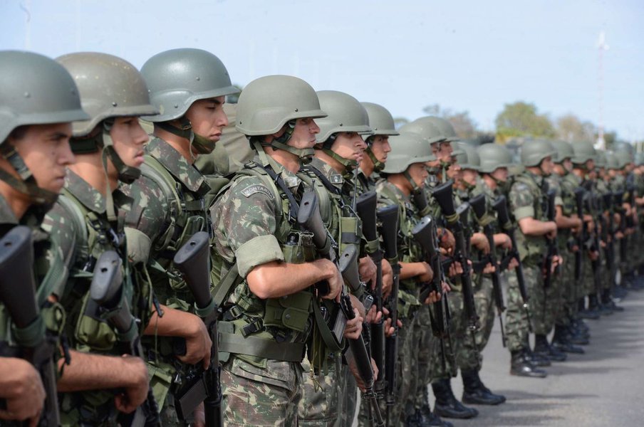 O governador do Rio Grande do Norte, Robinson Faria (PSD), publicou decreto neste sábado, 30, em que transfere o controle operacional dos órgãos de Segurança Pública do estado para o general de brigada Ridauto Lúcio Fernandes, comandante da Operação Potiguar III, para "garantia da Lei e da Ordem", que começou nesta sexta-feira (29) na região metropolitana de Natal e Mossoró; com isso, toda a responsabilidade pelas ações das forças estaduais de segurança também passa a ser do Exército; medida vale até o dia 12 de janeiro (Foto: Aquiles Lins) O governador do Rio Grande do Norte, Robinson Faria (PSD), publicou decreto neste sábado, 30, em que transfere o controle operacional dos órgãos de Segurança Pública do estado para o general de brigada Ridauto Lúcio Fernandes, comandante da Operação Potiguar III, para "garantia da Lei e da Ordem", que começou nesta sexta-feira (29) na região metropolitana de Natal e Mossoró; com isso, toda a responsabilidade pelas ações das forças estaduais de segurança também passa a ser do Exército; medida vale até o dia 12 de janeiro
