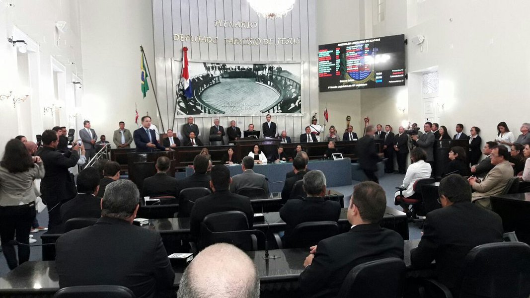 O governador Renan Filho (MDB) não poupou de críticas o seu companheiro de partido e desafeto político: o presidente mais rejeitado da história política do Brasil e o único investigado suspeito de recebimento de propinas no exercício do cargo, Michel Temer; “O governo Michel Temer, depois de nada ter feito até aqui, propõe a criação do Ministério da Segurança Pública, como se isso fosse a saída para os problemas da área”, disparou o governador durante o discurso de abertura dos trabalhos da Assembleia Legislativa de Alagoas, exercício de 2018 (Foto: Voney Malta) O governador Renan Filho (MDB) não poupou de críticas o seu companheiro de partido e desafeto político: o presidente mais rejeitado da história política do Brasil e o único investigado suspeito de recebimento de propinas no exercício do cargo, Michel Temer; “O governo Michel Temer, depois de nada ter feito até aqui, propõe a criação do Ministério da Segurança Pública, como se isso fosse a saída para os problemas da área”, disparou o governador durante o discurso de abertura dos trabalhos da Assembleia Legislativa de Alagoas, exercício de 2018