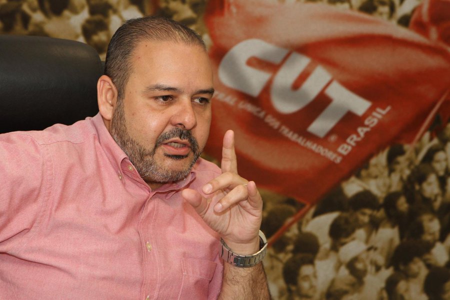 Para o presidente da CUT, Vagner Freitas – que confirmou a manutenção dos protestos e paralisações contra a "reforma" da Previdência na próxima segunda-feira (19) –, a intervenção militar no Rio reflete um clima de "desmando" no país, instaurado desde a deposição de Dilma Rousseff. "A culpa disso é o sentimento que o brasileiro tem, de desgoverno, de nau sem rumo, confusão institucional. As pessoas não confiam. Em vez de fazer intervenção, deveríamos antecipar as eleições gerais", afirmou, receando que a presença das Forças Armadas atinja as pessoas mais pobres. "Me preocupa muito o que pode acontecer no morro" (Foto: Leonardo Lucena) Para o presidente da CUT, Vagner Freitas – que confirmou a manutenção dos protestos e paralisações contra a "reforma" da Previdência na próxima segunda-feira (19) –, a intervenção militar no Rio reflete um clima de "desmando" no país, instaurado desde a deposição de Dilma Rousseff. "A culpa disso é o sentimento que o brasileiro tem, de desgoverno, de nau sem rumo, confusão institucional. As pessoas não confiam. Em vez de fazer intervenção, deveríamos antecipar as eleições gerais", afirmou, receando que a presença das Forças Armadas atinja as pessoas mais pobres. "Me preocupa muito o que pode acontecer no morro"