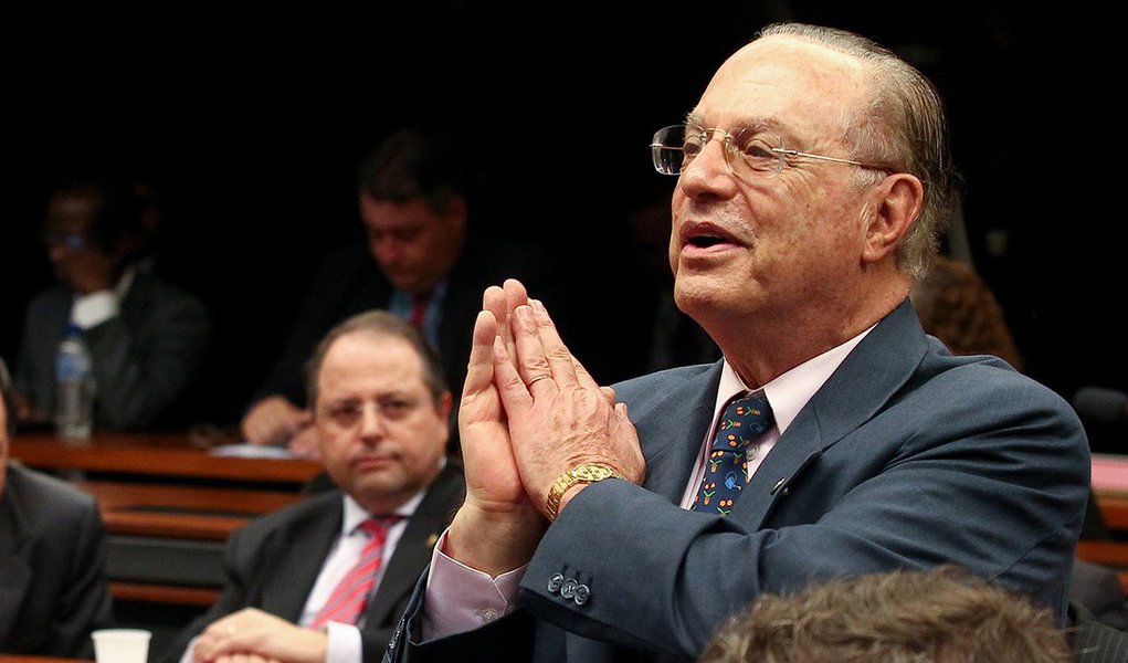 BRASÍLIA, DF, 05.11.2013: COMISSÃO/PEC197/ICMS - O deputado Paulo Maluf durante sessão da comissão especial da Câmara dos Deputados que analisa a Proposta de Emenda à Constituição (PEC) 197/12, que prevê mudanças na cobrança do ICMS no comércio eletrônic (Foto: Aquiles Lins) BRASÍLIA, DF, 05.11.2013: COMISSÃO/PEC197/ICMS - O deputado Paulo Maluf durante sessão da comissão especial da Câmara dos Deputados que analisa a Proposta de Emenda à Constituição (PEC) 197/12, que prevê mudanças na cobrança do ICMS no comércio eletrônic