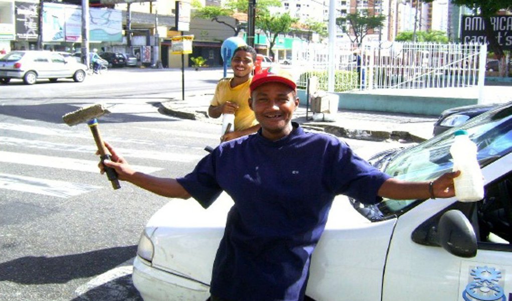 Dados da Pesquisa Nacional por Amostra de Domicílios (PNAD), divulgados pelo IBGE nesta sexta-feira, 17, mostram que 26,8 milhões de trabalhadores não tinham emprego, trabalhavam menos horas do que gostariam ou faziam parte da força de trabalho potencial no terceiro trimestre deste ano; de julho a setembro, a subutilização da força de trabalho do Brasil atingiu 23,9%; número de trabalhadores em sub-emprego aumentou tanto em relação ao trimestre anterior (26,3 milhões), quando a taxa atingiu 23,8%, como em relação ao terceiro trimestre de 2016 (22,9 milhões), quando chegou a 21,2% (Foto: Aquiles Lins) Dados da Pesquisa Nacional por Amostra de Domicílios (PNAD), divulgados pelo IBGE nesta sexta-feira, 17, mostram que 26,8 milhões de trabalhadores não tinham emprego, trabalhavam menos horas do que gostariam ou faziam parte da força de trabalho potencial no terceiro trimestre deste ano; de julho a setembro, a subutilização da força de trabalho do Brasil atingiu 23,9%; número de trabalhadores em sub-emprego aumentou tanto em relação ao trimestre anterior (26,3 milhões), quando a taxa atingiu 23,8%, como em relação ao terceiro trimestre de 2016 (22,9 milhões), quando chegou a 21,2%