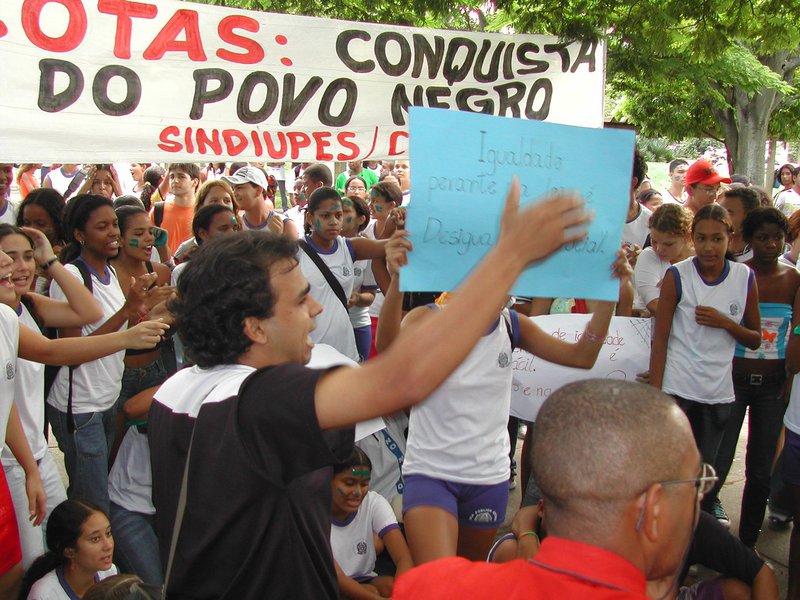 Pesquisa feita pelo instituto Ideia Big Data sobre temas comportamentais e econômicos sugere que as posições dos brasileiros são bem menos conservadoras do que tem aparecido nas análises políticas, nos discursos de parlamentares e em manifestações em redes sociais; de acordo com o levantamento, há forte apoio dos brasileiros à atuação do Estado para garantir igualdade de oportunidades, proteção aos mais pobres, aposentadoria aos mais velhos e crescimento econômico do país; são majoritários também o apoio a cotas raciais em universidades públicas e a defesa de direitos de homossexuais (Foto: Romulo Faro) Pesquisa feita pelo instituto Ideia Big Data sobre temas comportamentais e econômicos sugere que as posições dos brasileiros são bem menos conservadoras do que tem aparecido nas análises políticas, nos discursos de parlamentares e em manifestações em redes sociais; de acordo com o levantamento, há forte apoio dos brasileiros à atuação do Estado para garantir igualdade de oportunidades, proteção aos mais pobres, aposentadoria aos mais velhos e crescimento econômico do país; são majoritários também o apoio a cotas raciais em universidades públicas e a defesa de direitos de homossexuais
