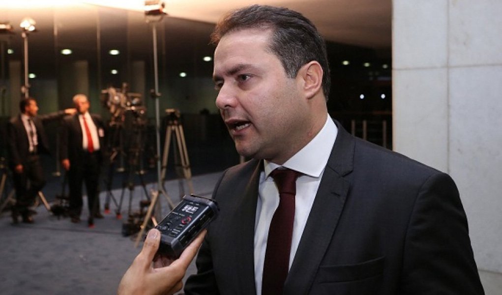 Pensando na reeleição em 2018, o governador Renan Filho (PMDB) tem atraído um grande número de prefeitos para o seu partido, inclusive ex-adversários; caso de maior repercussão foi o de Henrique Vilela, prefeito de Porto de Pedras, antes do PSDB, e primo do ex-governador Teotonio Vilela, que deve disputar o Senado Federal (Foto: Voney Malta) Pensando na reeleição em 2018, o governador Renan Filho (PMDB) tem atraído um grande número de prefeitos para o seu partido, inclusive ex-adversários; caso de maior repercussão foi o de Henrique Vilela, prefeito de Porto de Pedras, antes do PSDB, e primo do ex-governador Teotonio Vilela, que deve disputar o Senado Federal