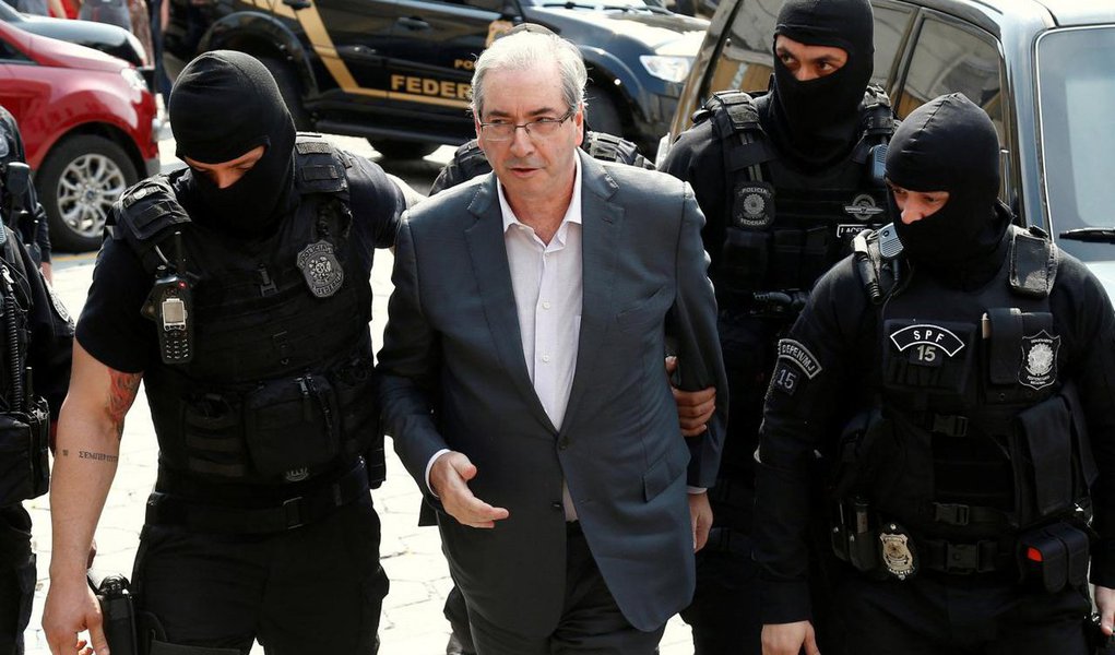 O Tribunal Regional Federal da 4ª Região, a segunda instância dos processos da Operação Lava Jato que correm na Justiça Federal do Paraná, manteve a condenação do ex-presidente da Câmara e deputado federal cassado Eduardo Cunha (PMDB-RJ), mas reduziu a pena do parlamentar; o juiz Sérgio Moro condenou o peemedebista a 15 anos e quatro meses de prisão pelos crimes de lavagem de dinheiro, corrupção passiva e evasão de divisas; o tribunal manteve a condenação pelos crimes, e reduziu a pena de Cunha para 14 anos e seis meses (Foto: Leonardo Lucena) O Tribunal Regional Federal da 4ª Região, a segunda instância dos processos da Operação Lava Jato que correm na Justiça Federal do Paraná, manteve a condenação do ex-presidente da Câmara e deputado federal cassado Eduardo Cunha (PMDB-RJ), mas reduziu a pena do parlamentar; o juiz Sérgio Moro condenou o peemedebista a 15 anos e quatro meses de prisão pelos crimes de lavagem de dinheiro, corrupção passiva e evasão de divisas; o tribunal manteve a condenação pelos crimes, e reduziu a pena de Cunha para 14 anos e seis meses