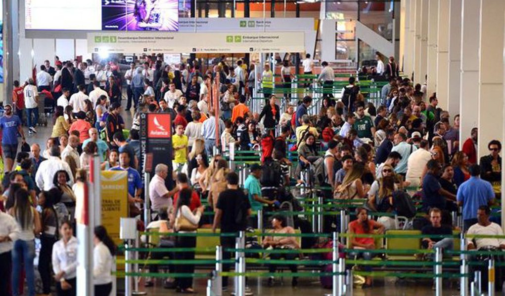 Um drone não identificado sobrevoou na noite desse domingo (12) o aeroporto de Congonhas, em São Paulo, e provocou caos no tráfego aéreo, com dezenas de voos desviados para outras zonas ou cancelados; aeroporto de Congonhas ficou fechado por cerca de duas horas, enquanto a Polícia Militar e a Polícia Federal eram acionadas para tentar resolver a situação; drone foi avistado às 20h15 locais e as operações aéreas só voltaram ao normal às 22h30 (Foto: Aquiles Lins) Um drone não identificado sobrevoou na noite desse domingo (12) o aeroporto de Congonhas, em São Paulo, e provocou caos no tráfego aéreo, com dezenas de voos desviados para outras zonas ou cancelados; aeroporto de Congonhas ficou fechado por cerca de duas horas, enquanto a Polícia Militar e a Polícia Federal eram acionadas para tentar resolver a situação; drone foi avistado às 20h15 locais e as operações aéreas só voltaram ao normal às 22h30