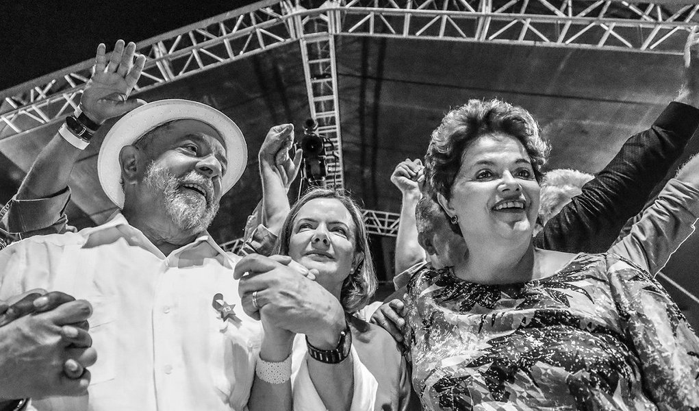 A presidente deposta Dilma Rousseff fez uma defesa veemente da candidatura do ex-presidente Lula, durante debate na Universidade Livre de Berlim; Dilma disse que o PT "não pode abrir mão do símbolo que é Lula" e deve "lutar até o último minuto para que ele possa ser candidato"; "O que eles precisam é que Lula seja condenado em junho e que permaneça condenado até novembro. Depois, pode até ser inocentado, desde que esteja fora das eleições", afirmou; Dilma voltou a adotar tom conciliador em relação aos paneleiros que apoiaram a sua destituição; "Acho que muitos foram enganados, achavam que estavam salvando o Brasil. Não se deve afastar quem se manifestou. É preciso fazê-los entender o que aconteceu" (Foto: Aquiles Lins) A presidente deposta Dilma Rousseff fez uma defesa veemente da candidatura do ex-presidente Lula, durante debate na Universidade Livre de Berlim; Dilma disse que o PT "não pode abrir mão do símbolo que é Lula" e deve "lutar até o último minuto para que ele possa ser candidato"; "O que eles precisam é que Lula seja condenado em junho e que permaneça condenado até novembro. Depois, pode até ser inocentado, desde que esteja fora das eleições", afirmou; Dilma voltou a adotar tom conciliador em relação aos paneleiros que apoiaram a sua destituição; "Acho que muitos foram enganados, achavam que estavam salvando o Brasil. Não se deve afastar quem se manifestou. É preciso fazê-los entender o que aconteceu"