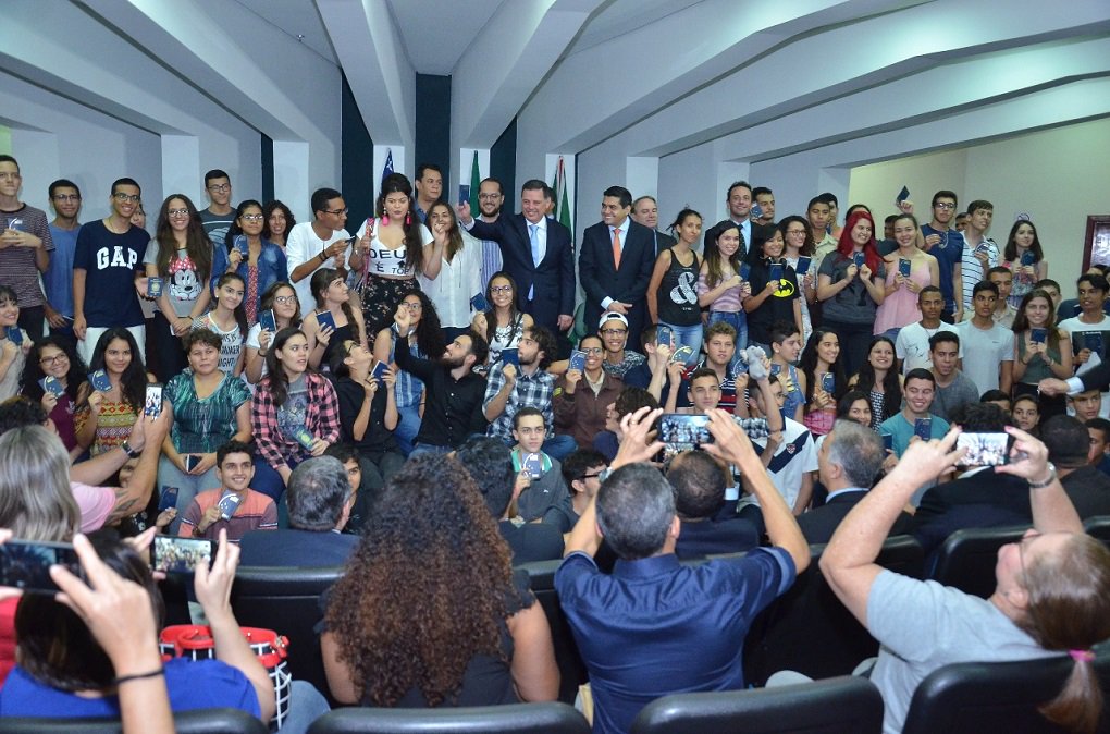 O governador Marconi Perillo e o titular da Secretaria de Governo (Segov), Tayrone Di Martino, comandaram nesta quinta-feira, 16, Palácio Pedro Ludovico Teixeira, reunião com pais dos 125 alunos que participam do Programa Goiás Sem Fronteiras; o encontro, que também teve a participação dos alunos beneficiados pelo programa de intercâmbio, serviu para dar as últimas instruções para a viagem de 30 dias aos EUA; os estudantes embarcarão no dia 25 de novembro e retornarão ao Brasil em 23 de dezembro e terão as despesas 100% subsidiadas pelo Goiás Sem Fronteiras (Foto: José Barbacena) O governador Marconi Perillo e o titular da Secretaria de Governo (Segov), Tayrone Di Martino, comandaram nesta quinta-feira, 16, Palácio Pedro Ludovico Teixeira, reunião com pais dos 125 alunos que participam do Programa Goiás Sem Fronteiras; o encontro, que também teve a participação dos alunos beneficiados pelo programa de intercâmbio, serviu para dar as últimas instruções para a viagem de 30 dias aos EUA; os estudantes embarcarão no dia 25 de novembro e retornarão ao Brasil em 23 de dezembro e terão as despesas 100% subsidiadas pelo Goiás Sem Fronteiras