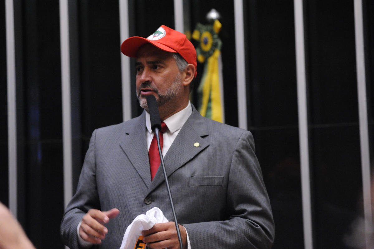 O deputado federal Paulo Pimenta (PT-RS) propôs um projeto de lei para destinar imóveis rurais oriundos de corrupção para a Reforma Agrária; "Os instrumentos disponíveis na legislação brasileira ainda são insuficientes para garantir de forma democrática o acesso a terra em nosso país”, diz Pimenta; segundo relatório da ONG Oxfam, os latifúndios correspondem a 45% das áreas rurais no Brasil (Foto: Charles Nisz) O deputado federal Paulo Pimenta (PT-RS) propôs um projeto de lei para destinar imóveis rurais oriundos de corrupção para a Reforma Agrária; "Os instrumentos disponíveis na legislação brasileira ainda são insuficientes para garantir de forma democrática o acesso a terra em nosso país”, diz Pimenta; segundo relatório da ONG Oxfam, os latifúndios correspondem a 45% das áreas rurais no Brasil