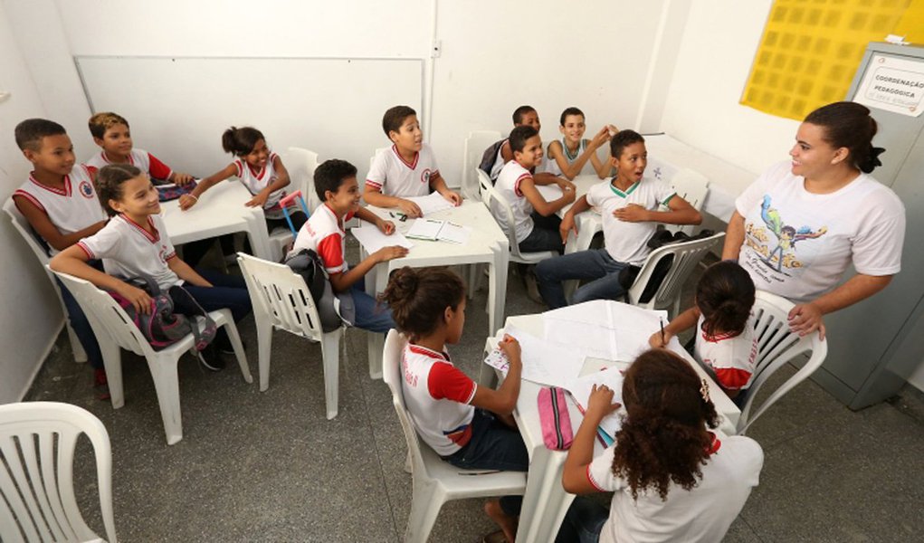 Em Aracaju, o Programa Novo Mais Educação, voltado aos alunos de escolas municipais, está atendendo mais de 2 mil estudantes do ensino fundamental; um reforço diário de Português e Matemática, que são as matérias em que os alunos geralmente sentem mais dificuldade em acompanhar; apesar de existir há quase cinco anos, o Programa ainda não havia passado por uma avaliação que pudesse demonstrar os índices alcançados; por isso, durante este ano, os alunos foram acompanhados de perto para a obtenção de um diagnóstico consistente contendo informações necessárias sobre a sua atuação (Foto: Voney Malta) Em Aracaju, o Programa Novo Mais Educação, voltado aos alunos de escolas municipais, está atendendo mais de 2 mil estudantes do ensino fundamental; um reforço diário de Português e Matemática, que são as matérias em que os alunos geralmente sentem mais dificuldade em acompanhar; apesar de existir há quase cinco anos, o Programa ainda não havia passado por uma avaliação que pudesse demonstrar os índices alcançados; por isso, durante este ano, os alunos foram acompanhados de perto para a obtenção de um diagnóstico consistente contendo informações necessárias sobre a sua atuação