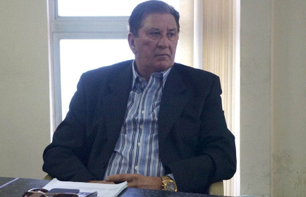 O delegado titular da cidade de Batalha, Rômulo Monteiro (foto), disse em entrevista à Rádio Gazeta AM nesta quinta-feira que a situação do município sertanejo é "crítica", após a execução do vereador Neguinho Boiadeiro, morto com diversos tiros logo após deixar a sede Câmara Municipal; o delegado diz que a polícia está trabalhando no sentido de "apaziguar os ânimos na cidade", visto que o filho da vítima já estaria planejando vingar a morte do pai; ainda de acordo com o delegado, "Pretinho", que é filho de Neguinho Boiadeiro, deixou sua casa logo quando tomou conhecimento do assassinato (Foto: Romulo Faro) O delegado titular da cidade de Batalha, Rômulo Monteiro (foto), disse em entrevista à Rádio Gazeta AM nesta quinta-feira que a situação do município sertanejo é "crítica", após a execução do vereador Neguinho Boiadeiro, morto com diversos tiros logo após deixar a sede Câmara Municipal; o delegado diz que a polícia está trabalhando no sentido de "apaziguar os ânimos na cidade", visto que o filho da vítima já estaria planejando vingar a morte do pai; ainda de acordo com o delegado, "Pretinho", que é filho de Neguinho Boiadeiro, deixou sua casa logo quando tomou conhecimento do assassinato