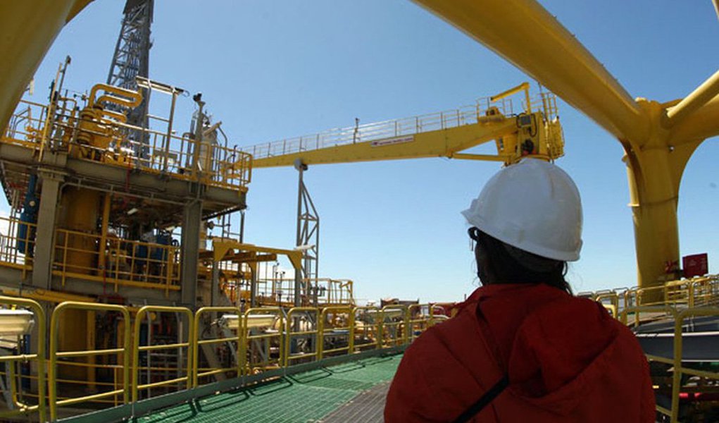 Funcionários de 40 plataformas da Petrobras, na Bacia de Campos, aprovaram uma greve, ainda sem data definida, em meio às negociações sobre o Acordo Coletivo de Trabalho deste ano; Bacia de Campos representa atualmente cerca de 50% da produção de petróleo do Brasil; outras plataformas também poderão aderir às paralisações, segundo o diretor do Sindipetro-NF Valdick Oliveira; posicionamento dos empregados ocorre após a Petrobras ter mantido, em 10 de novembro, proposta de reajuste salarial de 1,73% (Foto: Paulo Emílio) Funcionários de 40 plataformas da Petrobras, na Bacia de Campos, aprovaram uma greve, ainda sem data definida, em meio às negociações sobre o Acordo Coletivo de Trabalho deste ano; Bacia de Campos representa atualmente cerca de 50% da produção de petróleo do Brasil; outras plataformas também poderão aderir às paralisações, segundo o diretor do Sindipetro-NF Valdick Oliveira; posicionamento dos empregados ocorre após a Petrobras ter mantido, em 10 de novembro, proposta de reajuste salarial de 1,73%