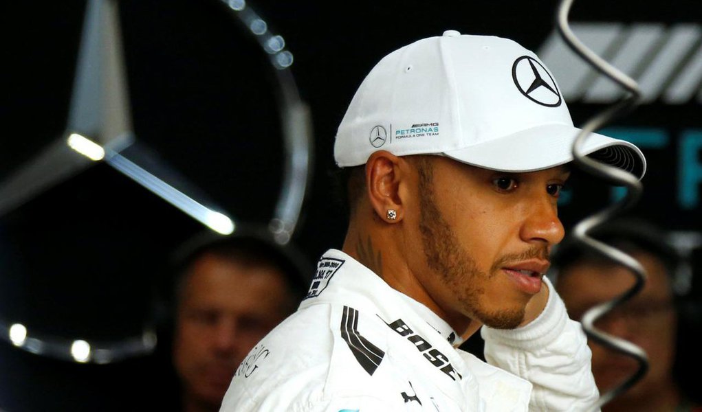 Funcionários da equipe Mercedes da F-1 foram assaltados na noite de sexta-feira (10), quando deixavam o autódromo de Interlagos, na Zona Sul de São Paulo; "Alguns integrantes do meu time foram abordados por homens armados quando deixavam o circuito no Brasil. Tiros foram disparados, e armas foram apontadas para a cabeça de alguns. É muito desapontador ouvir isso", escreveu o tetracampeão Lewis Hamilton; "Isso acontece todo ano aqui. A Fórmula 1 e as equipes precisam fazer mais. Não há desculpas", completou (Foto: Aquiles Lins) Funcionários da equipe Mercedes da F-1 foram assaltados na noite de sexta-feira (10), quando deixavam o autódromo de Interlagos, na Zona Sul de São Paulo; "Alguns integrantes do meu time foram abordados por homens armados quando deixavam o circuito no Brasil. Tiros foram disparados, e armas foram apontadas para a cabeça de alguns. É muito desapontador ouvir isso", escreveu o tetracampeão Lewis Hamilton; "Isso acontece todo ano aqui. A Fórmula 1 e as equipes precisam fazer mais. Não há desculpas", completou