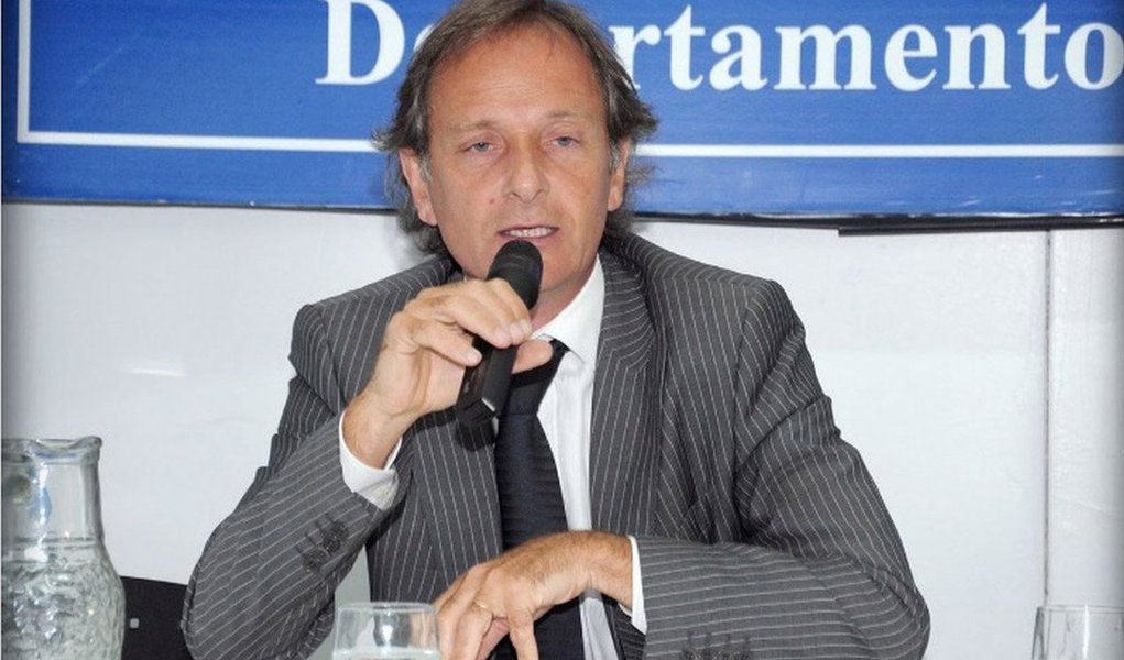 Morreu na madrugada dessa terça-feira, 14, na Argentina, o executivo Jorge Alejandro Delhon, funcionário de uma empresa acusado de propinas envolvendo o futebol sul-americano, denunciado pelo empresário argentino Alejandro Burzaco; Delhon se atirou à frente de um trem na cidade de Lanús. A informação foi confirmada pela polícia local; advogado de 52 anos, Delhon foi acusado por Burzaco de, juntamente com Julio Grondona (ex-presidente da AFA) e Pablo Paladino (Coordenador de Futebol), receber propinas, assim como outros altos executivos de Confederação Sul-Americana de Futebol (Conmebol) (Foto: Aquiles Lins) Morreu na madrugada dessa terça-feira, 14, na Argentina, o executivo Jorge Alejandro Delhon, funcionário de uma empresa acusado de propinas envolvendo o futebol sul-americano, denunciado pelo empresário argentino Alejandro Burzaco; Delhon se atirou à frente de um trem na cidade de Lanús. A informação foi confirmada pela polícia local; advogado de 52 anos, Delhon foi acusado por Burzaco de, juntamente com Julio Grondona (ex-presidente da AFA) e Pablo Paladino (Coordenador de Futebol), receber propinas, assim como outros altos executivos de Confederação Sul-Americana de Futebol (Conmebol)