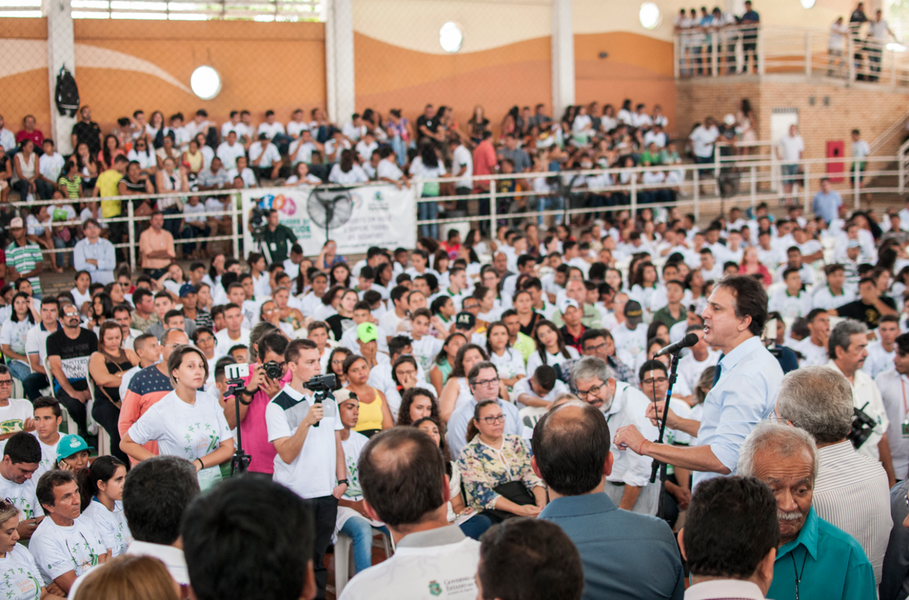 Foram selecionados 841 esportistas de 52 municípios cearenses, que serão contemplados com bolsas do program Ceará Atleta. O termo de compromisso foi assinado pelo governador Camilo Santana (PT), em solenidade nesta quinta-feira (16). O chefe do Executivo Estadual anunciou também que, ainda este mês, estarão abertas inscrições para que mais 926 atletas sejam atendidos pelo programa num segundo momento. "A ideia que a gente possa ampliar esse número de bolsas para 2018. É um auxílio que vai de R$ 100 a R$ 260, em três níveis de bolsa, para atletas e paratletas do Ceará. Essa é mais uma política que vem para fortalecer o esporte, a atividade física, o desenvolvimento esportivo dos nossos jovens", afirmou (Foto: Rodrigo Rocha) Foram selecionados 841 esportistas de 52 municípios cearenses, que serão contemplados com bolsas do program Ceará Atleta. O termo de compromisso foi assinado pelo governador Camilo Santana (PT), em solenidade nesta quinta-feira (16). O chefe do Executivo Estadual anunciou também que, ainda este mês, estarão abertas inscrições para que mais 926 atletas sejam atendidos pelo programa num segundo momento. "A ideia que a gente possa ampliar esse número de bolsas para 2018. É um auxílio que vai de R$ 100 a R$ 260, em três níveis de bolsa, para atletas e paratletas do Ceará. Essa é mais uma política que vem para fortalecer o esporte, a atividade física, o desenvolvimento esportivo dos nossos jovens", afirmou