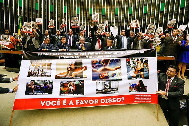Que tipo de valores morais e éticos essa gente tem para oferecer à nossa sociedade? Por que essa turma acha mais importante discutir a forma de prazer sexual dos outros do que criar projetos que promovam igualdade e justiça social? (Foto: Nêggo Tom) Que tipo de valores morais e éticos essa gente tem para oferecer à nossa sociedade? Por que essa turma acha mais importante discutir a forma de prazer sexual dos outros do que criar projetos que promovam igualdade e justiça social?
