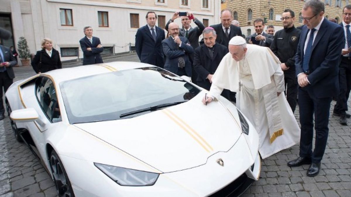 Papa Francisco recebe Lamborghini de presente (Foto: Paulo Emílio) Papa Francisco recebe Lamborghini de presente