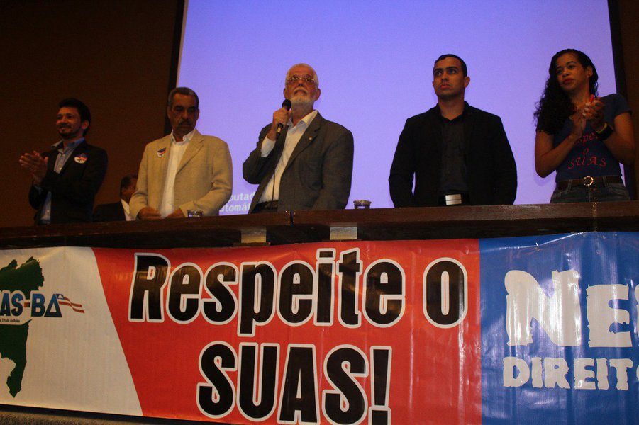 Assistentes sociais, gestores públicos, usuários, representantes dos poderes Executivo e Legislativo da capital e interior do da Bahia participaram na manhã desta segunda-feira do seminário sobre os desafios da gestão do Sistema Único de Assistência Social (SUAS) no Nordeste, em Salvador; o evento foi promovido pela Comissão de Seguridade Social e Família da Câmara dos Deputados e presidido pelo deputado federal Jorge Solla (PT); ele voltou a criticar o governo federal pelo corte de recursos imposto ao SUAS; "O Sistema Único de Assistência Social está seriamente ameaçado. Assistência social que funcione é a garantia de que nenhum cidadão precisará morar na rua, que ninguém passará fome. É a mão que o Estado estende para quem mais precisa ser incluído", criticou Solla (Foto: Romulo Faro) Assistentes sociais, gestores públicos, usuários, representantes dos poderes Executivo e Legislativo da capital e interior do da Bahia participaram na manhã desta segunda-feira do seminário sobre os desafios da gestão do Sistema Único de Assistência Social (SUAS) no Nordeste, em Salvador; o evento foi promovido pela Comissão de Seguridade Social e Família da Câmara dos Deputados e presidido pelo deputado federal Jorge Solla (PT); ele voltou a criticar o governo federal pelo corte de recursos imposto ao SUAS; "O Sistema Único de Assistência Social está seriamente ameaçado. Assistência social que funcione é a garantia de que nenhum cidadão precisará morar na rua, que ninguém passará fome. É a mão que o Estado estende para quem mais precisa ser incluído", criticou Solla