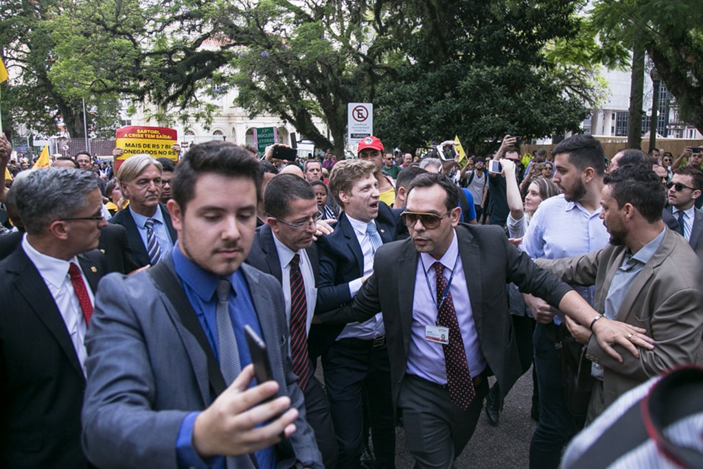 21/11/2017 - Cpers bloqueia entradas da Assembleia Legislativa. Foto: Maia Rubim/Sul21 (Foto: Leonardo Lucena) 21/11/2017 - Cpers bloqueia entradas da Assembleia Legislativa. Foto: Maia Rubim/Sul21