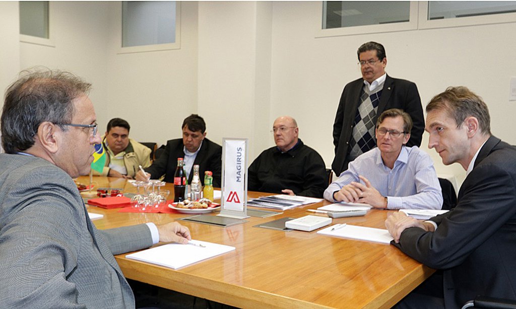 O governador do Tocantins, Marcelo Miranda, acompanhado da comitiva tocantinense que está na Alemanha para a Conferência das Nações Unidas sobre Mudança Climática (COP 23), esteve, na cidade de Ulm, a cerca de 570 quilômetros de Bonn, onde ocorre a Conferência; na agenda, encontro com o presidente mundial da Magirus, Marc Diening e uma visita à fábrica da empresa, para conhecer sua linha de produção e inspecionar os três modernos caminhões auto bomba tanque florestal, adquiridos pelo Governo do Tocantins para combate a incêndios e queimadas no Estado; "O Tocantins fez uma ótima aquisição. Os veículos adquiridos pelo Governo do Estado estão entre os mais modernos do mundo e com ótimos recursos", garantiu Marc Diening (Foto: Leonardo Lucena) O governador do Tocantins, Marcelo Miranda, acompanhado da comitiva tocantinense que está na Alemanha para a Conferência das Nações Unidas sobre Mudança Climática (COP 23), esteve, na cidade de Ulm, a cerca de 570 quilômetros de Bonn, onde ocorre a Conferência; na agenda, encontro com o presidente mundial da Magirus, Marc Diening e uma visita à fábrica da empresa, para conhecer sua linha de produção e inspecionar os três modernos caminhões auto bomba tanque florestal, adquiridos pelo Governo do Tocantins para combate a incêndios e queimadas no Estado; "O Tocantins fez uma ótima aquisição. Os veículos adquiridos pelo Governo do Estado estão entre os mais modernos do mundo e com ótimos recursos", garantiu Marc Diening