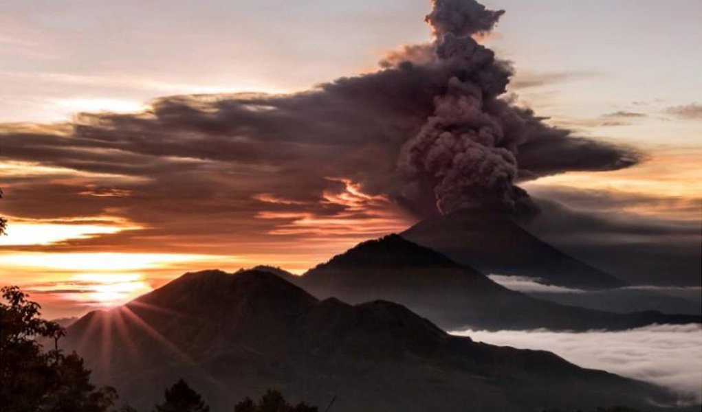 Indonésia fechou o aeroporto da ilha turística de Bali e ordenou que os 100 mil moradores que vivem perto de um vulcão em atividade que está emitindo colunas de cinzas se retirem imediatamente, alertando que a primeira erupção em 54 anos do Monte Agung, que deixou centenas de pessoas mortas em 1963, lançou cinzas vulcânicas a uma grande altura, e as autoridades disseram que uma erupção pode ser "iminente" (Foto: Paulo Emílio) Indonésia fechou o aeroporto da ilha turística de Bali e ordenou que os 100 mil moradores que vivem perto de um vulcão em atividade que está emitindo colunas de cinzas se retirem imediatamente, alertando que a primeira erupção em 54 anos do Monte Agung, que deixou centenas de pessoas mortas em 1963, lançou cinzas vulcânicas a uma grande altura, e as autoridades disseram que uma erupção pode ser "iminente"