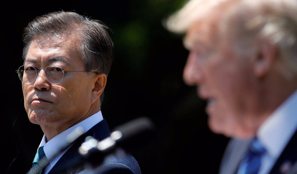 Presidente dos Estados Unidos, Donald Trump, não deve "sob nenhuma circunstância" tomar ações militares contra a Coreia do Norte sem o consentimento da Coreia do Sul, disse a líder do partido governista sul-coreano, Choo Mi-ae; "Queremos garantir que essa opção de outra guerra não seja colocada sobre a mesa. Sob nenhuma circunstância o governo dos EUA deve avançar e explorar uma opção militar sem o consentimento da Coreia do Sul", afirmou; "Nós precisamos buscar uma solução pacífica da questão em qualquer maneira que nos esteja disponível", completou (Foto: Paulo Emílio) Presidente dos Estados Unidos, Donald Trump, não deve "sob nenhuma circunstância" tomar ações militares contra a Coreia do Norte sem o consentimento da Coreia do Sul, disse a líder do partido governista sul-coreano, Choo Mi-ae; "Queremos garantir que essa opção de outra guerra não seja colocada sobre a mesa. Sob nenhuma circunstância o governo dos EUA deve avançar e explorar uma opção militar sem o consentimento da Coreia do Sul", afirmou; "Nós precisamos buscar uma solução pacífica da questão em qualquer maneira que nos esteja disponível", completou