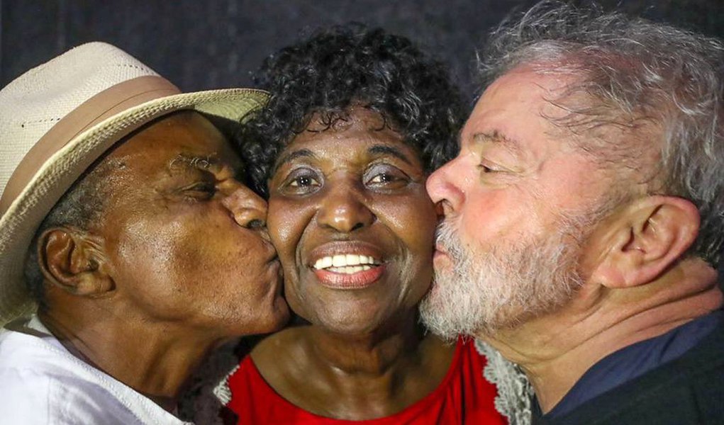 Pelo enorme apoio popular e pelos compromissos com a retomada democrática do Brasil, a Caravana de Lula vai muito além das eleições de 2018 e expressa algo mais profundo. Ela expressa a resistência democrática e o renascimento da consciência de cidadania de um povo que não aceita ser tratado pelo governo golpista como uma massa resignada de escravos (Foto: Benedita da Silva) www.brasil247.com - Pelo enorme apoio popular e pelos compromissos com a retomada democrática do Brasil, a Caravana de Lula vai muito além das eleições de 2018 e expressa algo mais profundo. Ela expressa a resistência democrática e o renascimento da consciência de cidadania de um povo que não aceita ser tratado pelo governo golpista como uma massa resignada de escravos
