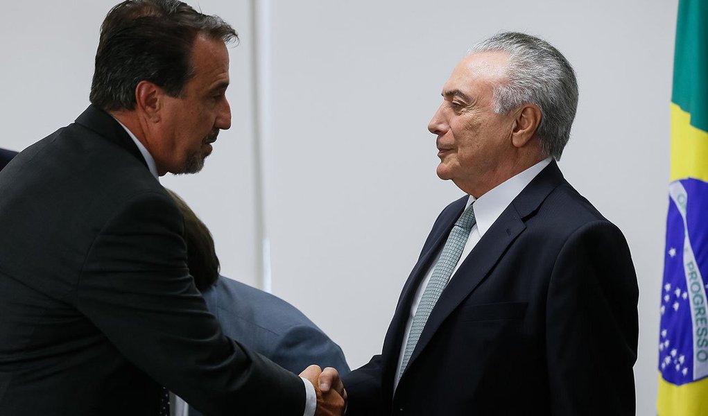 O jornalista Bernardo Mello Franco criticou o projeto de reforma ministerial cogitado por Michel Temer, que ampliará o fisiologismo no governo; "No governo Temer, a Black Friday vai começar mais cedo. A debandada do PSDB antecipou o saldão de cargos na Esplanada. O presidente promete negociar até 17 ministérios, segundo as contas do senador Romero Jucá. A primeira pasta em liquidação é a das Cidades, que ficou vaga com a saída do tucano Bruno Araújo. O favorito para arrematar a cadeira é o PP, partido com mais políticos investigados na Lava Jato", diz Mello Franco; entre os cotados para o cargo está o presidente da Caixa, Gilberto Occhi, que já comandou a pasta (Foto: Aquiles Lins) O jornalista Bernardo Mello Franco criticou o projeto de reforma ministerial cogitado por Michel Temer, que ampliará o fisiologismo no governo; "No governo Temer, a Black Friday vai começar mais cedo. A debandada do PSDB antecipou o saldão de cargos na Esplanada. O presidente promete negociar até 17 ministérios, segundo as contas do senador Romero Jucá. A primeira pasta em liquidação é a das Cidades, que ficou vaga com a saída do tucano Bruno Araújo. O favorito para arrematar a cadeira é o PP, partido com mais políticos investigados na Lava Jato", diz Mello Franco; entre os cotados para o cargo está o presidente da Caixa, Gilberto Occhi, que já comandou a pasta
