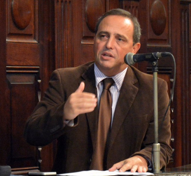 O deputado estadual Waldeck Carneiro (PT) defende mudanças nos critérios para indicação dos conselheiros dos tribunais de contas dos estados, sobretudo no do Rio de Janeiro; "Não é razoável que governadores indiquem membros às cortes de contas que depois fiscalizarão as contas desses mesmos governadores. Na maior parte dos casos, os indicados são pessoas que já serviram ao governo, seja no Executivo, seja no Legislativo. No caso do Estado do Rio de Janeiro, a situação é ainda mais grave, pois o TCE-RJ foi implodido: um ex-presidente, réu confesso, contribuiu diretamente para a prisão de cinco outros membros, que estão agora suspensos de suas funções", diz o deputado (Foto: Romulo Faro) O deputado estadual Waldeck Carneiro (PT) defende mudanças nos critérios para indicação dos conselheiros dos tribunais de contas dos estados, sobretudo no do Rio de Janeiro; "Não é razoável que governadores indiquem membros às cortes de contas que depois fiscalizarão as contas desses mesmos governadores. Na maior parte dos casos, os indicados são pessoas que já serviram ao governo, seja no Executivo, seja no Legislativo. No caso do Estado do Rio de Janeiro, a situação é ainda mais grave, pois o TCE-RJ foi implodido: um ex-presidente, réu confesso, contribuiu diretamente para a prisão de cinco outros membros, que estão agora suspensos de suas funções", diz o deputado
