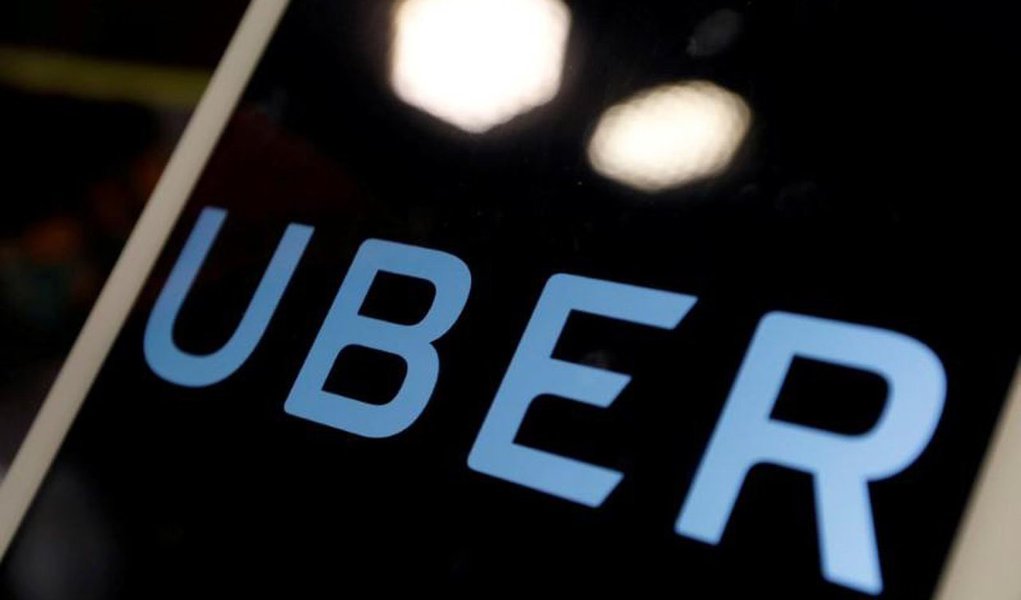 Uber Technologies pagou US$ 100 mil para hackers manterem em segredo uma invasão ocorrida no ano passado que expôs informações pessoais de cerca de 57 milhões de contas; revelação do acobertamento do incidente na empresa norte-americana resultou na demissão de dois funcionários responsáveis por sua reação à invasão; informações roubadas incluíam nomes, endereços de e-mail e números de celular de usuários do Uber de todo o mundo, além dos nomes e números de carteiras de motorista de cerca de 600 mil motoristas norte-americanos (Foto: Paulo Emílio) Uber Technologies pagou US$ 100 mil para hackers manterem em segredo uma invasão ocorrida no ano passado que expôs informações pessoais de cerca de 57 milhões de contas; revelação do acobertamento do incidente na empresa norte-americana resultou na demissão de dois funcionários responsáveis por sua reação à invasão; informações roubadas incluíam nomes, endereços de e-mail e números de celular de usuários do Uber de todo o mundo, além dos nomes e números de carteiras de motorista de cerca de 600 mil motoristas norte-americanos