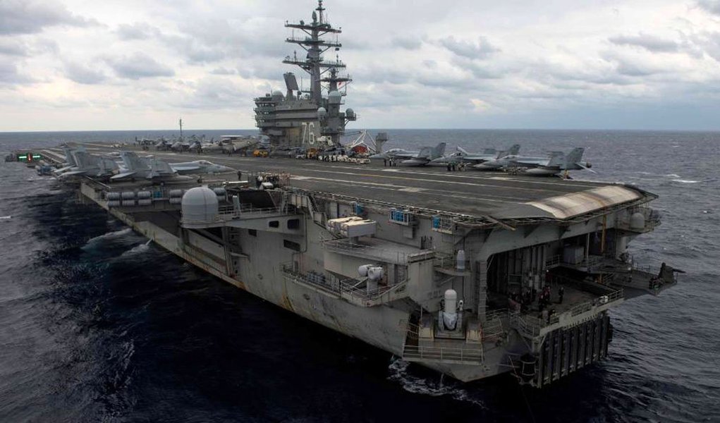 Avião da Marinha dos Estados Unidos (EUA), com 11 tripulantes a bordo, caiu no mar quando se dirigia para um porta-aviões localizado nas águas das Filipinas; aeronave caiu nas águas ao sudeste de Okinawa (Japão), no Oceano Pacífico, ; porta-aviões USS Ronald Reagan, para onde se dirigia a aeronave acidentada, está fazendo uma operação para tentar resgatar possíveis sobreviventes (Foto: Paulo Emílio) Avião da Marinha dos Estados Unidos (EUA), com 11 tripulantes a bordo, caiu no mar quando se dirigia para um porta-aviões localizado nas águas das Filipinas; aeronave caiu nas águas ao sudeste de Okinawa (Japão), no Oceano Pacífico, ; porta-aviões USS Ronald Reagan, para onde se dirigia a aeronave acidentada, está fazendo uma operação para tentar resgatar possíveis sobreviventes