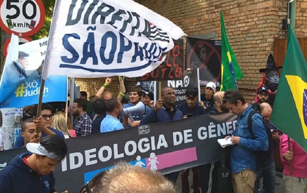 Agência Paco Urondo noticia a manifestação de "ativistas de direita" contra uma palestra que seria concedida pela filósofa norte-americana; em frente à Universidade de São Paulo, queimaram uma boneca que representava a intelectual e a chamaram de "destruidora da família" (Foto: Gisele Federicce) Agência Paco Urondo noticia a manifestação de "ativistas de direita" contra uma palestra que seria concedida pela filósofa norte-americana; em frente à Universidade de São Paulo, queimaram uma boneca que representava a intelectual e a chamaram de "destruidora da família"