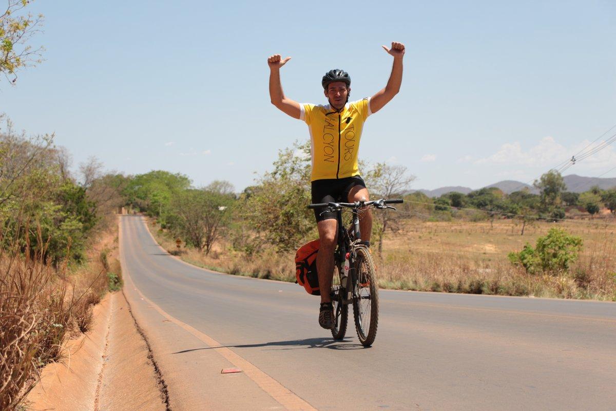 O ciclista francês Stéphane Gallet chegou hoje (12) ao Rio de Janeiro, depois de cruzar o Brasil em um trajeto de cerca de 1.750 quilômetros; ele saiu de Brasília no último dia 18 de outubro e atravessou o estado de Minas Gerais, com destino ao Rio, com o objetivo de incentivar os brasileiros a participarem da política, em ações contra a corrupção; ele realiza anualmente ações em vários países com causas assistenciais diferentes, como a prevenção de doenças e o cuidado com a infância e a terceira idade (Foto: Voney Malta) O ciclista francês Stéphane Gallet chegou hoje (12) ao Rio de Janeiro, depois de cruzar o Brasil em um trajeto de cerca de 1.750 quilômetros; ele saiu de Brasília no último dia 18 de outubro e atravessou o estado de Minas Gerais, com destino ao Rio, com o objetivo de incentivar os brasileiros a participarem da política, em ações contra a corrupção; ele realiza anualmente ações em vários países com causas assistenciais diferentes, como a prevenção de doenças e o cuidado com a infância e a terceira idade
