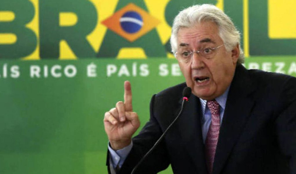 Presidente do Sebrae, Guilherme Afif Domingos, esteve reunido com o presidente da Câmara dos Deputados, Rodrigo Maia, para pedir que seja votado o pedido de urgência para o Projeto de Lei Complementar (PLP) 341/2017, que atualiza a Lei Geral das Micro e Pequenas Empresas; ideia é incluir na proposta um programa de refinanciamento de dívidas tributárias para as micro e pequenas empresas com os mesmos benefícios que foram dados para as grandes empresas pelo governo Michel Temer e que foram aprovados pelo Congresso Nacional (Foto: Paulo Emílio) Presidente do Sebrae, Guilherme Afif Domingos, esteve reunido com o presidente da Câmara dos Deputados, Rodrigo Maia, para pedir que seja votado o pedido de urgência para o Projeto de Lei Complementar (PLP) 341/2017, que atualiza a Lei Geral das Micro e Pequenas Empresas; ideia é incluir na proposta um programa de refinanciamento de dívidas tributárias para as micro e pequenas empresas com os mesmos benefícios que foram dados para as grandes empresas pelo governo Michel Temer e que foram aprovados pelo Congresso Nacional