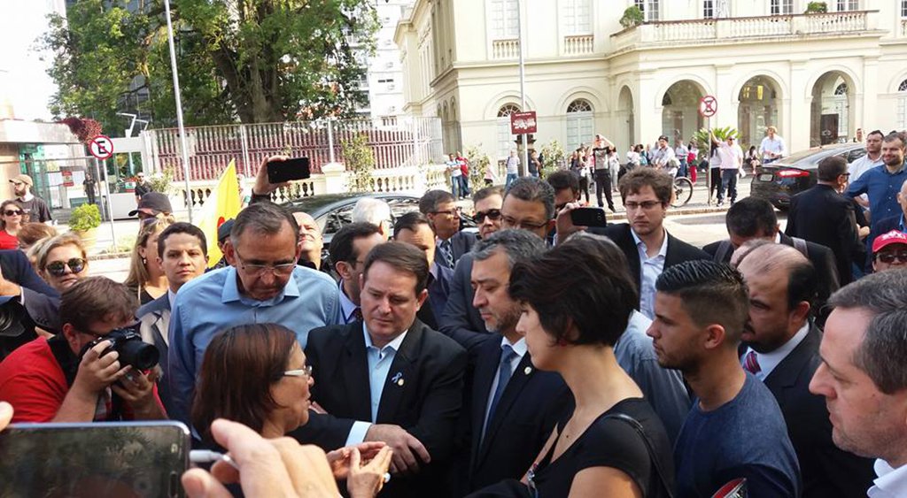 Professores e professoras do CPERS Sindicato bloquearam todas as entradas do prédio da Assembleia Legislativa com o objetivo de pressionar os deputados a não votar o PL do Ajuste Fiscal, enviado pelo governo José Ivo Sartori (PMDB) ao Legislativo; sindicato reivindica que o governo receba o Comando de Greve para retomar as negociações com a categoria (Foto: Leonardo Lucena) Professores e professoras do CPERS Sindicato bloquearam todas as entradas do prédio da Assembleia Legislativa com o objetivo de pressionar os deputados a não votar o PL do Ajuste Fiscal, enviado pelo governo José Ivo Sartori (PMDB) ao Legislativo; sindicato reivindica que o governo receba o Comando de Greve para retomar as negociações com a categoria