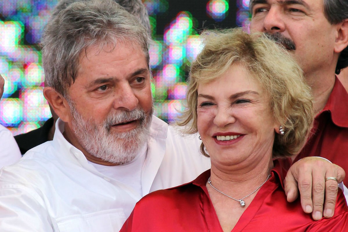 O Tribunal Regional Federal da 4ª Região (TRF4) negou nesta terça-feira, 21, o pedido do advogado de defesa do ex-presidente Lula para que fosse declarada a absolvição sumária de Marisa Letícia Lula da Silva, falecida em fevereiro, nas duas ações penais nas quais ela era ré; para o desembargador federal João Pedro Gebran Neto, "a questão é absolutamente estéril" e que a extinção da punibilidade em caso de óbito e ficam preservados todos os atributos da presunção de inocência; "Se isso se dá na forma da absolvição sumária ou posteriormente, com a extinção da punibilidade, é irrelevante do ponto de vista material", disse Gebran; Lula já ingressou com ação no STF para que a esposa seja declarada inocente (Foto: Aquiles Lins) O Tribunal Regional Federal da 4ª Região (TRF4) negou nesta terça-feira, 21, o pedido do advogado de defesa do ex-presidente Lula para que fosse declarada a absolvição sumária de Marisa Letícia Lula da Silva, falecida em fevereiro, nas duas ações penais nas quais ela era ré; para o desembargador federal João Pedro Gebran Neto, "a questão é absolutamente estéril" e que a extinção da punibilidade em caso de óbito e ficam preservados todos os atributos da presunção de inocência; "Se isso se dá na forma da absolvição sumária ou posteriormente, com a extinção da punibilidade, é irrelevante do ponto de vista material", disse Gebran; Lula já ingressou com ação no STF para que a esposa seja declarada inocente