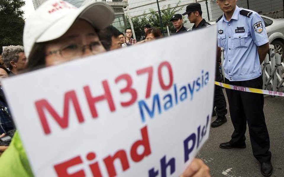 Desaparecimento do voo MH370, da Malaysia Airlines, com 239 pessoas a bordo, no dia 8 de março de 2014, é "quase inconcebível" e "socialmente inaceitável na aviação moderna", diz relatório final sobre o caso feito pelo Escritório Australiano de Segurança no Transporte, que lidera a busca juntamente com a China e a Malásia; avião caiu em uma área remota do Índico e foi buscado em uma área de 120 mil km², mas sem sucesso; busca foi suspensa no dia 17 de janeiro, até que apareçam provas sólidas que permitam a retomada das operações (Foto: Paulo Emílio) Desaparecimento do voo MH370, da Malaysia Airlines, com 239 pessoas a bordo, no dia 8 de março de 2014, é "quase inconcebível" e "socialmente inaceitável na aviação moderna", diz relatório final sobre o caso feito pelo Escritório Australiano de Segurança no Transporte, que lidera a busca juntamente com a China e a Malásia; avião caiu em uma área remota do Índico e foi buscado em uma área de 120 mil km², mas sem sucesso; busca foi suspensa no dia 17 de janeiro, até que apareçam provas sólidas que permitam a retomada das operações