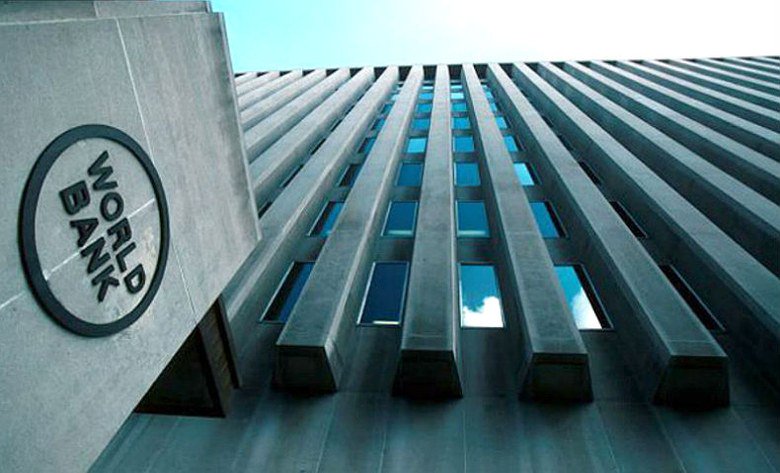 No ano de 2012, o segmento etário de 15 anos e mais de idade e com rendimento de até 2 salários mínimos mensais que respondeu por 68% da população brasileira, detinha menos de 1/3 do total dos rendimentos, mas contribuía com 42,1% do total da arrecadação tributária nacional. (Foto: Marcio Pochmann) No ano de 2012, o segmento etário de 15 anos e mais de idade e com rendimento de até 2 salários mínimos mensais que respondeu por 68% da população brasileira, detinha menos de 1/3 do total dos rendimentos, mas contribuía com 42,1% do total da arrecadação tributária nacional.