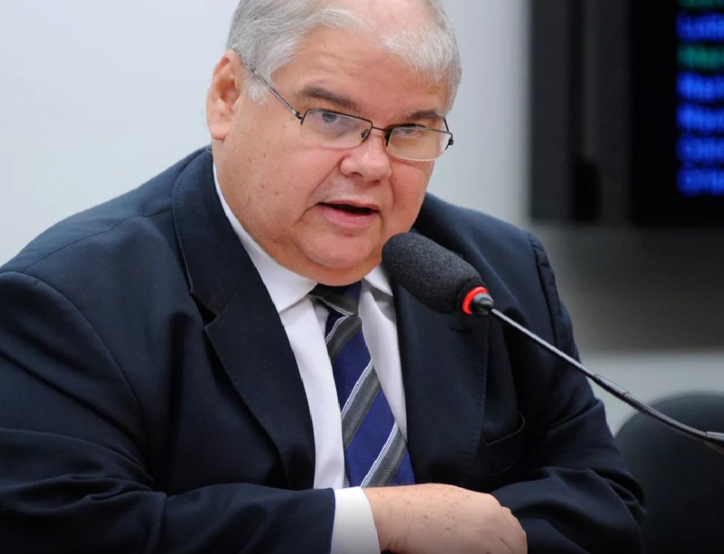 Preocupados com uma possível delação premiada do ex-ministro-chefe da Secretaria de Governo Geddel Vieira Lima, assessores de Michel Temer estão monitorando os passos de seu irmão, o deputado federal Lúcio Vieira Lima (PMDB-BA); acompanham postagens em redes sociais e ficam antenados em conversas do parlamentar com colegas da Câmara; Geddel foi preso no último dia 3 acusado de obstrução de justiça na Operação Cui Bono que apura fraudes na liberação de recursos da Caixa Econômica (Foto: Leonardo Lucena) Preocupados com uma possível delação premiada do ex-ministro-chefe da Secretaria de Governo Geddel Vieira Lima, assessores de Michel Temer estão monitorando os passos de seu irmão, o deputado federal Lúcio Vieira Lima (PMDB-BA); acompanham postagens em redes sociais e ficam antenados em conversas do parlamentar com colegas da Câmara; Geddel foi preso no último dia 3 acusado de obstrução de justiça na Operação Cui Bono que apura fraudes na liberação de recursos da Caixa Econômica