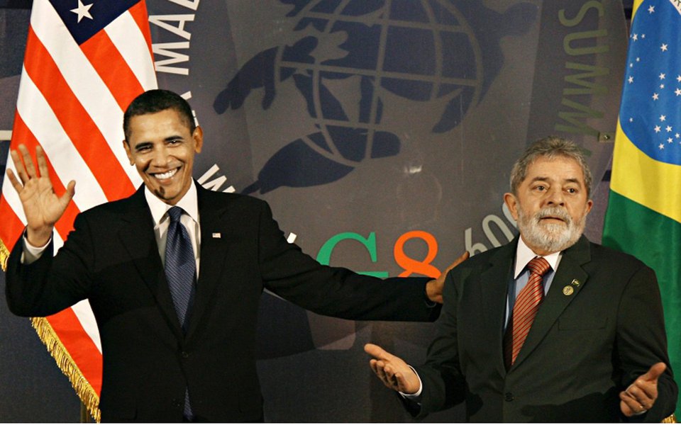 Diz-se que Obama recebera um cachê de US$ 400 mil para promover um governo - o dele - na terra do líder a quem chamou de "My man" na frente das 20 maiores economias do mundo. Este recebia 200 mil para palestrar sobre seu sucesso à frente não do gigante do Norte, mas o do Sul (Foto: Wasny de Roure) Diz-se que Obama recebera um cachê de US$ 400 mil para promover um governo - o dele - na terra do líder a quem chamou de "My man" na frente das 20 maiores economias do mundo. Este recebia 200 mil para palestrar sobre seu sucesso à frente não do gigante do Norte, mas o do Sul