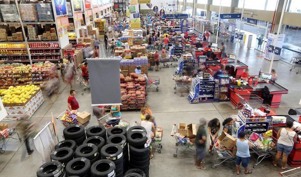 A expectativa para a taxa básica de juros ao fim de 2018 foi mantida em 7,0 na pesquisa Focus do Banco Central, com o mercado deixando praticamente inalteradas suas projeções para a inflação deste ano e do próximo; economistas consultados passaram a ver a alta do IPCA em 4,03 por cento em 2018, ligeiramente abaixo dos 4,04 por cento indicados no levantamento anterior. Para 2017, o percentual esperado seguiu em 3,09 por cento; meta de inflação para ambos os anos é de 4,5 por cento com margem de tolerância de 1,5 ponto percentual (Foto: Aquiles Lins) A expectativa para a taxa básica de juros ao fim de 2018 foi mantida em 7,0 na pesquisa Focus do Banco Central, com o mercado deixando praticamente inalteradas suas projeções para a inflação deste ano e do próximo; economistas consultados passaram a ver a alta do IPCA em 4,03 por cento em 2018, ligeiramente abaixo dos 4,04 por cento indicados no levantamento anterior. Para 2017, o percentual esperado seguiu em 3,09 por cento; meta de inflação para ambos os anos é de 4,5 por cento com margem de tolerância de 1,5 ponto percentual